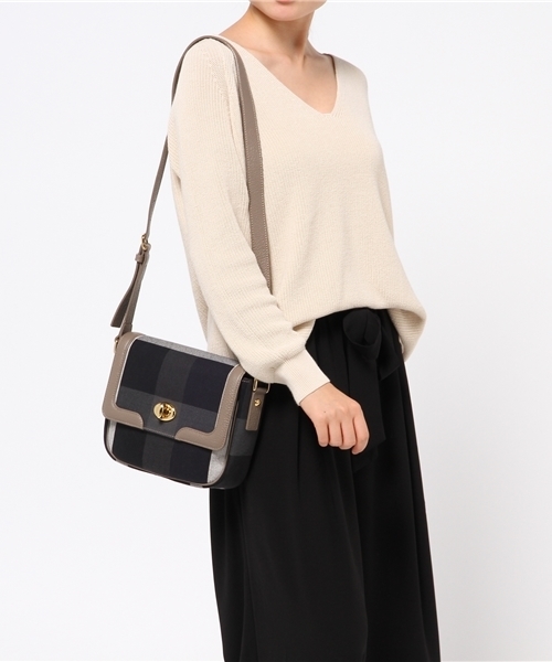 BLUE LABEL CRESTBRIDGE（ブルーレーベルクレストブリッジ）の「クレストブリッジチェック　フラップショルダーバッグ（ショルダーバッグ・レディース・レッド/ネイビー・X）」の9枚目の写真