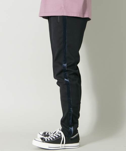 URBAN RESEARCH（アーバンリサーチ）の「COSEI　Velour Track Pants（その他パンツ・メンズ・ブラック/ネイビー・2/3）」の15枚目の写真