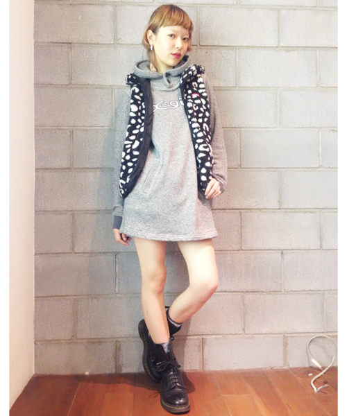 X-girl（エックスガール）の「MILLS LOGO SWEAT DRESS（ワンピース・レディース・レッド/グリーン/ネイビー/ブラック/チャコールグレー・1/2）」の12枚目の写真