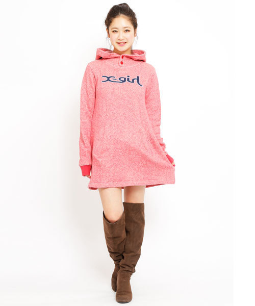 X-girl（エックスガール）の「MILLS LOGO SWEAT DRESS（ワンピース・レディース・レッド/グリーン/ネイビー/ブラック/チャコールグレー・1/2）」の5枚目の写真