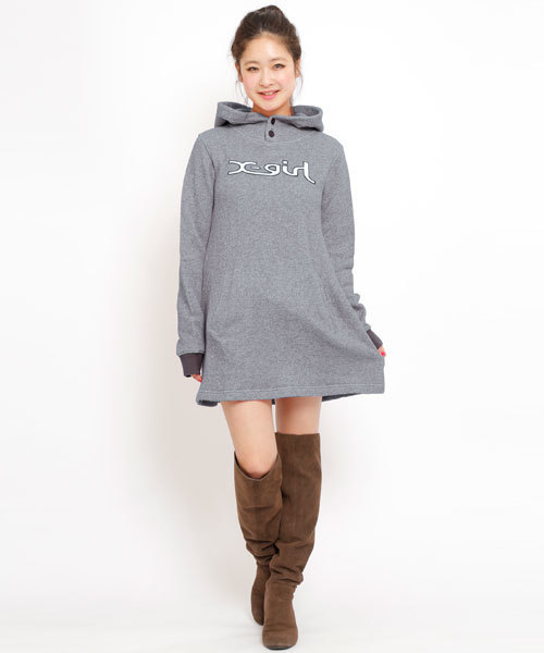 X-girl（エックスガール）の「MILLS LOGO SWEAT DRESS（ワンピース・レディース・レッド/グリーン/ネイビー/ブラック/チャコールグレー・1/2）」の2枚目の写真