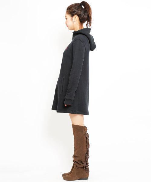 X-girl（エックスガール）の「MILLS LOGO SWEAT DRESS（ワンピース・レディース・レッド/グリーン/ネイビー/ブラック/チャコールグレー・1/2）」の7枚目の写真