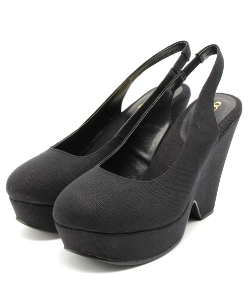 Chico（チコ）の「バックバンドキャンバスパンプス（サンダル・レディース・ブラック/レッド・MEDIUM/SMALL/LARGE）」の2枚目の写真