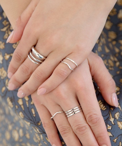 colleca la(コレカラ)の「3連デザインのセットリング(リング・レディース・シルバー/ゴールド・フリ-)」の1枚目の写真