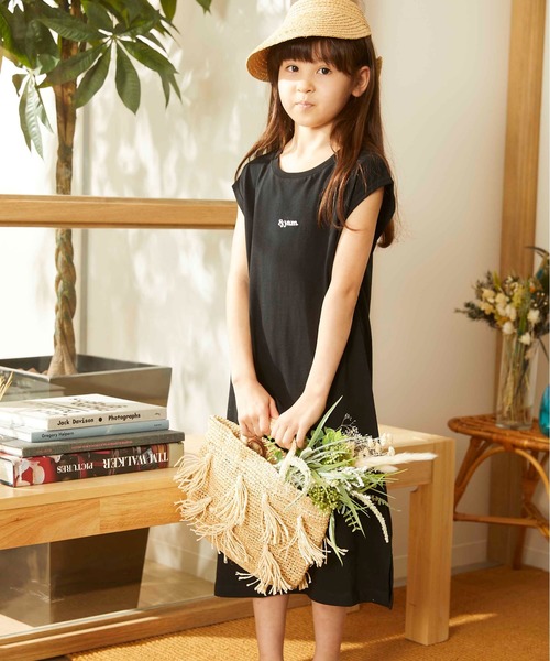 ＆yam（アンドヤム）の「ワンポイントロゴフレンチスリーブワンピース（ワンピース・キッズ・ブラック/ホワイト/ベージュ・120/140/150/110/90/130/100）」の2枚目の写真