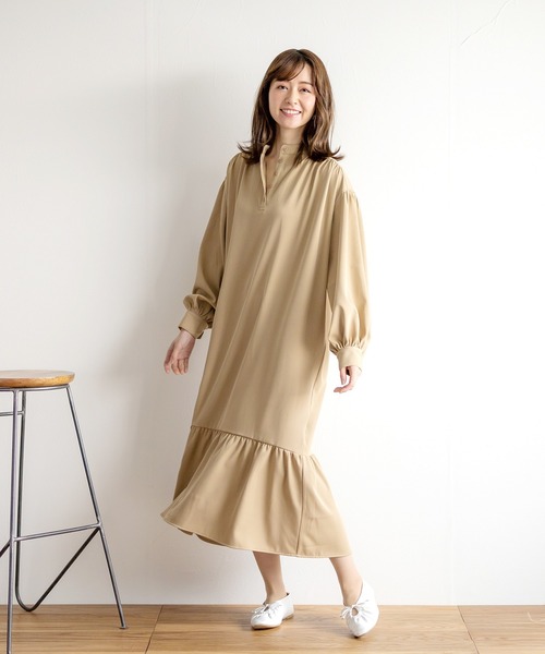 White Collection(ホワイトコレクション)の「【2021SS新作】ギャザー裾切り替えとろみスタンドカラーワンピース(ワンピース・レディース・ベージュ/ブルー/グリーン/アイボリー・M)」の1枚目の写真