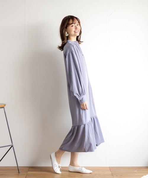 White Collection(ホワイトコレクション)の「【2021SS新作】ギャザー裾切り替えとろみスタンドカラーワンピース(ワンピース・レディース・ベージュ/ブルー/グリーン/アイボリー・M)」の4枚目の写真