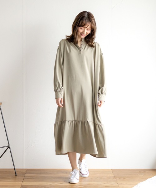 White Collection(ホワイトコレクション)の「【2021SS新作】ギャザー裾切り替えとろみスタンドカラーワンピース(ワンピース・レディース・ベージュ/ブルー/グリーン/アイボリー・M)」の3枚目の写真