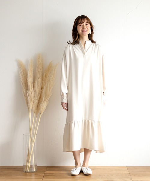 White Collection(ホワイトコレクション)の「【2021SS新作】ギャザー裾切り替えとろみスタンドカラーワンピース(ワンピース・レディース・ベージュ/ブルー/グリーン/アイボリー・M)」の2枚目の写真