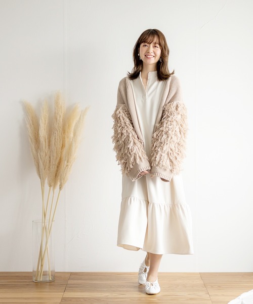 White Collection(ホワイトコレクション)の「【2021SS新作】ギャザー裾切り替えとろみスタンドカラーワンピース(ワンピース・レディース・ベージュ/ブルー/グリーン/アイボリー・M)」の16枚目の写真