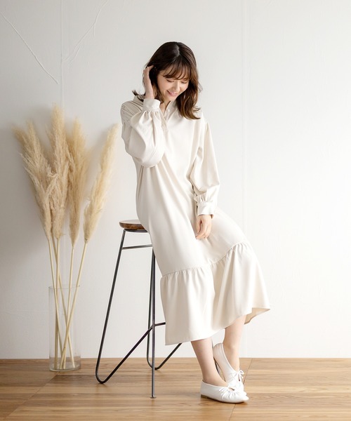 White Collection(ホワイトコレクション)の「【2021SS新作】ギャザー裾切り替えとろみスタンドカラーワンピース(ワンピース・レディース・ベージュ/ブルー/グリーン/アイボリー・M)」の14枚目の写真