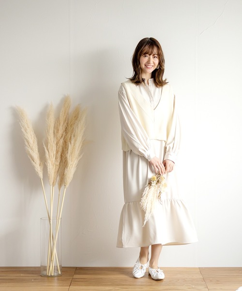 White Collection(ホワイトコレクション)の「【2021SS新作】ギャザー裾切り替えとろみスタンドカラーワンピース(ワンピース・レディース・ベージュ/ブルー/グリーン/アイボリー・M)」の17枚目の写真