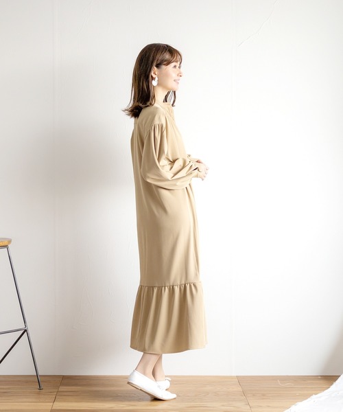 White Collection(ホワイトコレクション)の「【2021SS新作】ギャザー裾切り替えとろみスタンドカラーワンピース(ワンピース・レディース・ベージュ/ブルー/グリーン/アイボリー・M)」の21枚目の写真