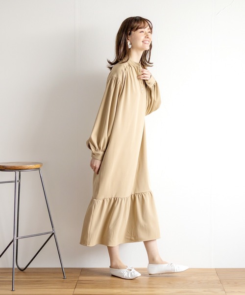 White Collection(ホワイトコレクション)の「【2021SS新作】ギャザー裾切り替えとろみスタンドカラーワンピース(ワンピース・レディース・ベージュ/ブルー/グリーン/アイボリー・M)」の11枚目の写真