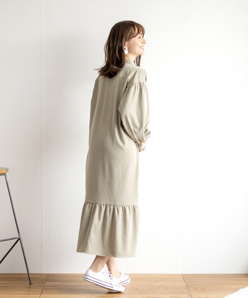 White Collection(ホワイトコレクション)の「【2021SS新作】ギャザー裾切り替えとろみスタンドカラーワンピース(ワンピース・レディース・ベージュ/ブルー/グリーン/アイボリー・M)」の5枚目の写真
