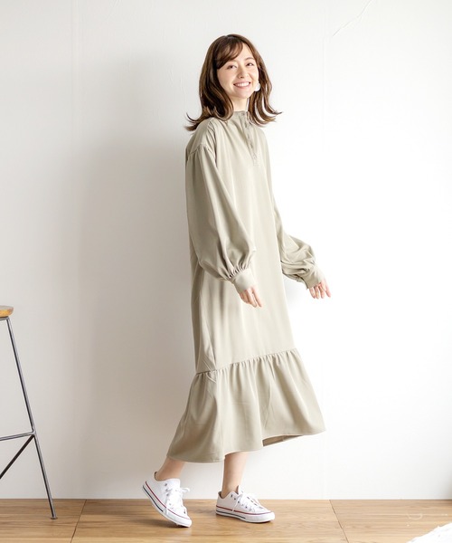 White Collection(ホワイトコレクション)の「【2021SS新作】ギャザー裾切り替えとろみスタンドカラーワンピース(ワンピース・レディース・ベージュ/ブルー/グリーン/アイボリー・M)」の12枚目の写真