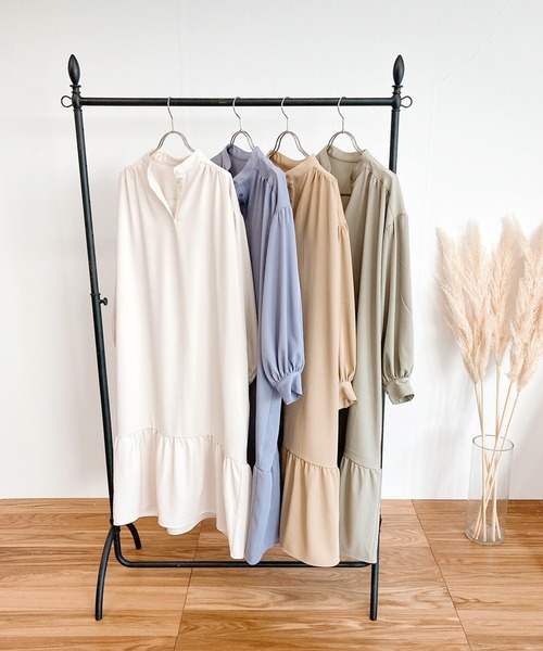 White Collection(ホワイトコレクション)の「【2021SS新作】ギャザー裾切り替えとろみスタンドカラーワンピース(ワンピース・レディース・ベージュ/ブルー/グリーン/アイボリー・M)」の6枚目の写真