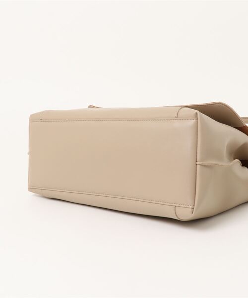 KOBE LETTUCE（コウベレタス）の「取り外しポーチ付きフラップバッグ（ショルダーバッグ・レディース・ブラック/グレイッシュベージュ・FREE）」の5枚目の写真