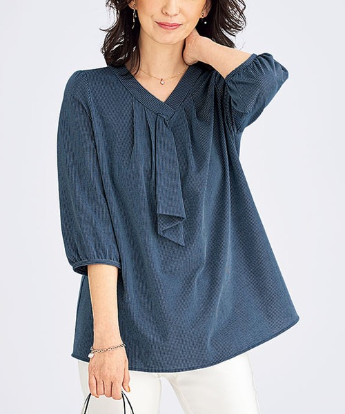 BELLUNA PLUS（ベルーナ）の「ストレッチ素材ボウタイデザインブラウス（シャツ/ブラウス・レディース・ベージュ/ブルー/ネイビー・X-LARGE/LARGE/MEDIUM）」の2枚目の写真