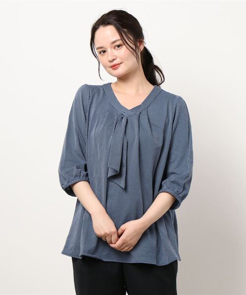 BELLUNA PLUS（ベルーナ）の「ストレッチ素材ボウタイデザインブラウス（シャツ/ブラウス・レディース・ベージュ/ブルー/ネイビー・X-LARGE/LARGE/MEDIUM）」の9枚目の写真