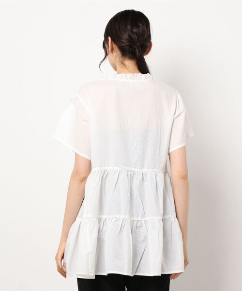 Samansa Mos2(サマンサ モスモス)の「ティアード衿フリル前開きチュニック(シャツ/ブラウス・レディース・カーキ/ブラック/サックスブルー/オフホワイト・フリ-)」の5枚目の写真