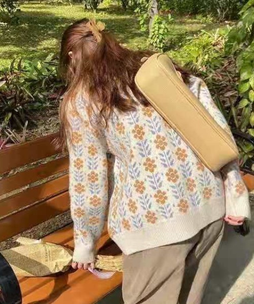ABITOKYO（アビトーキョー）の「花柄クルーネックカーディガン（カーディガン/ボレロ・レディース・ブラック/ベージュ/アイボリー・FREE）」の15枚目の写真