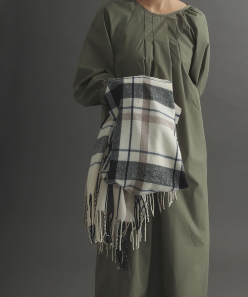 SENSE OF PLACE by URBAN RESEARCH（センスオブプレイスバイアーバンリサーチ）の「チェック大判ストール（マフラー・レディース・ベージュ/オレンジ/オフホワイト/グレー/モカ・ONE）」の2枚目の写真