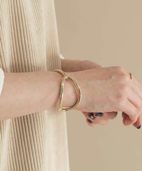 SMELLY（スメリー）の「メタルオーバルバングル（バングル/リストバンド・レディース・ゴールド・-）」の5枚目の写真