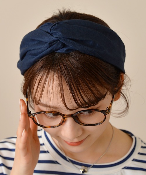 Monocoro toppi（モノコロトッピ）の「カラーバリエーション豊富 リネン 無地 クロス ヘアターバン（ヘアバンド・レディース・カーキ/マスタード/チェック/ブラウン/ベージュ/グリーン/ブラック/オレンジ/キャメル/チャコールグレー/グレイッシュベージュ/モカ/ライトベージュ/ブラウン系その他/ライトカーキ/ブルーグレー/ネイビー/ダークブラウン/ホワイト/アッシュグレー/グレー系その他・フリー）」の17枚目の写真