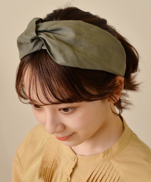 Monocoro toppi（モノコロトッピ）の「カラーバリエーション豊富 リネン 無地 クロス ヘアターバン（ヘアバンド・レディース・カーキ/マスタード/チェック/ブラウン/ベージュ/グリーン/ブラック/オレンジ/キャメル/チャコールグレー/グレイッシュベージュ/モカ/ライトベージュ/ブラウン系その他/ライトカーキ/ブルーグレー/ネイビー/ダークブラウン/ホワイト/アッシュグレー/グレー系その他・フリー）」の4枚目の写真