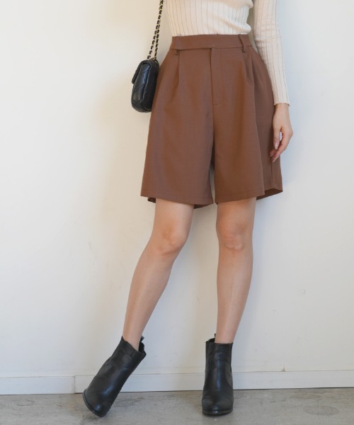 Futier land(フューティアランド)の「ウエストタックフレアハーフパンツ(その他パンツ・レディース・ブラック/ブラウン・MEDIUM/LARGE)」の2枚目の写真