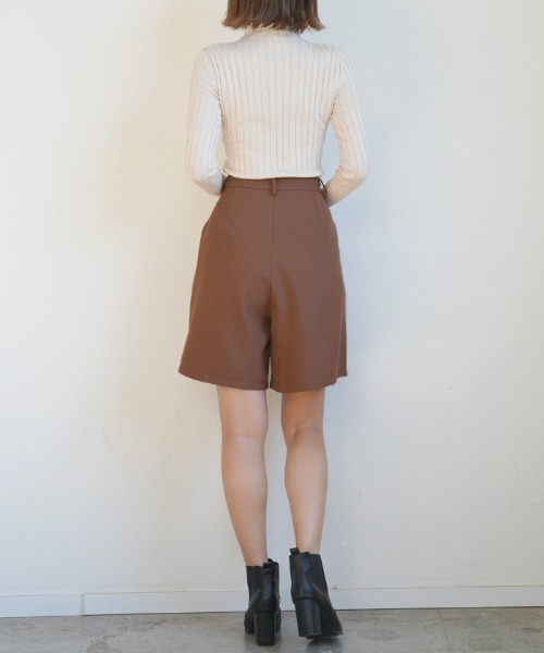 Futier land(フューティアランド)の「ウエストタックフレアハーフパンツ(その他パンツ・レディース・ブラック/ブラウン・MEDIUM/LARGE)」の10枚目の写真