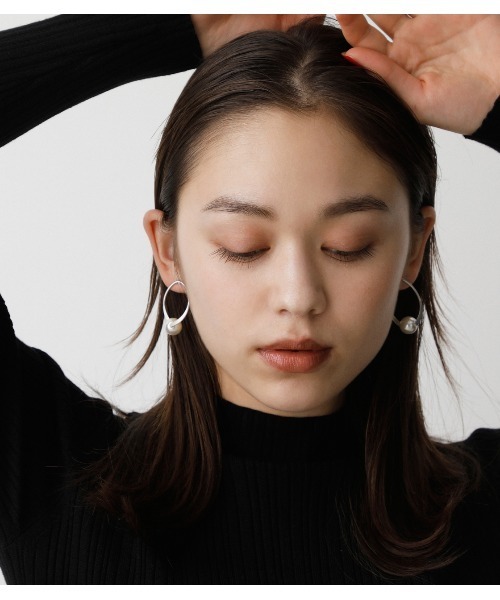 AZUL by moussy（アズールバイマウジー）の「WRAPPED PEARL EARRINGS/ラップパールピアス（ピアス（両耳用）・レディース・シルバー/ゴールド系その他・FREE）」の7枚目の写真