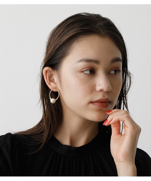 AZUL by moussy（アズールバイマウジー）の「WRAPPED PEARL EARRINGS/ラップパールピアス（ピアス（両耳用）・レディース・シルバー/ゴールド系その他・FREE）」の13枚目の写真