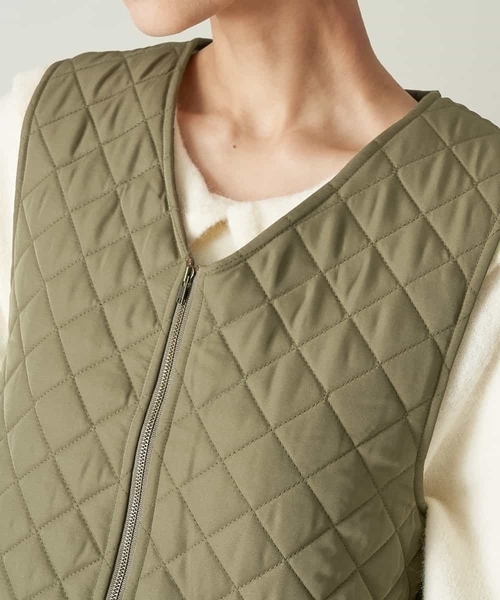 A de a.v.v（アードアー・ヴェ・ヴェ）の「キルティングロングベスト付き　ビッグ襟ジャケット（ブルゾン・レディース・ベージュ/カーキ・38/36）」の7枚目の写真