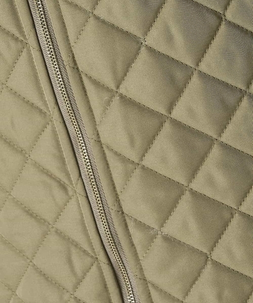 A de a.v.v（アードアー・ヴェ・ヴェ）の「キルティングロングベスト付き　ビッグ襟ジャケット（ブルゾン・レディース・ベージュ/カーキ・38/36）」の9枚目の写真
