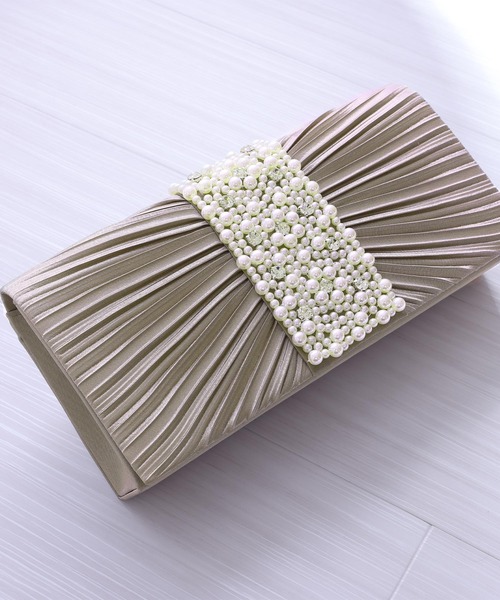 PourVous（プールヴー）の「サテン プリーツ パール クラッチバッグ 結婚式 同窓会 オケージョン お呼ばれ  パーティーバッグ（クラッチバッグ・レディース・ブラック/シルバー/ゴールド/ブロンズ・FREE）」の4枚目の写真
