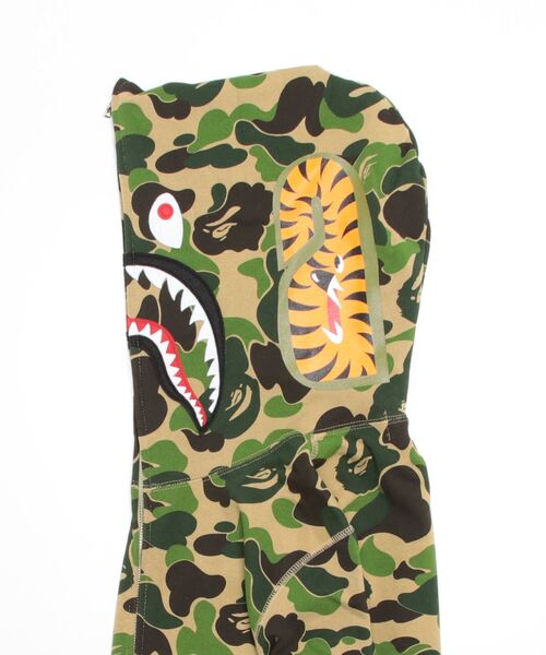 A BATHING APE（アベイシングエイプ）の「BIG ABC CAMO SHARK