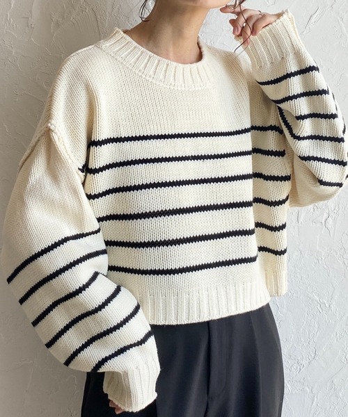 She's Closet（シーズクローゼット）の「オーバーサイズボリュームスリーブショート丈ルーズボーダーニット（ニット/セーター・レディース・ネイビー/アイボリー/ブラック・FREE）」の2枚目の写真