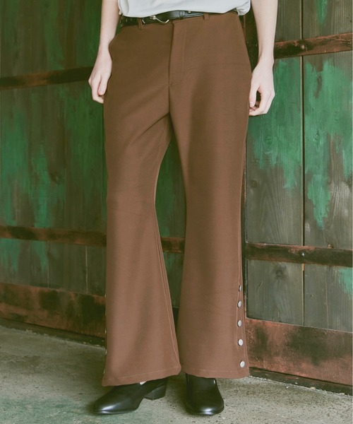 ln fortis（ロンフォルティス）の「ln fortis - サイドボタンフレアスラックス（その他パンツ・メンズ・ブラウン/ブラック・SMALL/MEDIUM）」の2枚目の写真