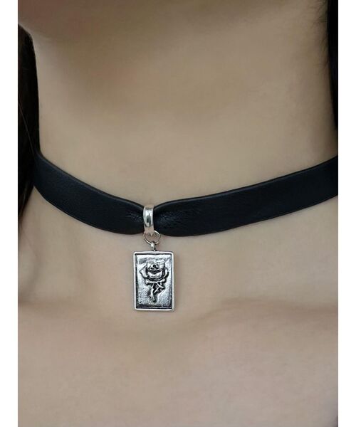 EATME(イートミー)の「クロスローズソフトフェイクレザーチョーカー(チョーカー・レディース・ブラック・FREE)」の2枚目の写真