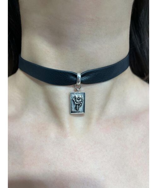 EATME(イートミー)の「クロスローズソフトフェイクレザーチョーカー(チョーカー・レディース・ブラック・FREE)」の4枚目の写真