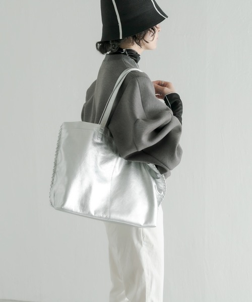 ear PAPILLONNER（イアパピヨネ）の「サイドポイントトートバッグ　Lサイズ（ショルダーバッグ・レディース・シルバー/ブラック/パープル・FREE）」の16枚目の写真