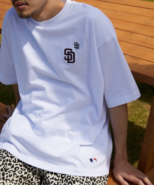 MLB（メジャーリーグベースボール）の「【Begin 9月号掲載】[FANATICS/ファナティクス] 別注 MLB 3連ワンポイントロゴ刺繍 ショートスリーブTシャツ（Tシャツ/カットソー・レディース・ホワイト/ブラウン/グリーン/ネイビー/ホワイト系1/ブラック/ホワイト系2/ホワイト系・L/XL/XXL/M）」の4枚目の写真