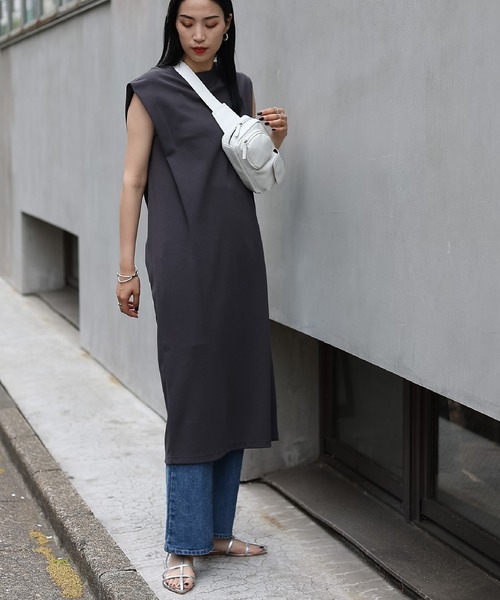 COLONY 2139(コロニートゥーワンスリーナイン)の「エンザイムダンボール肩タックロングワンピース(ワンピース・レディース・チャコールグレー/ライトグレー/ブラック・SMALL/MEDIUM)」の1枚目の写真