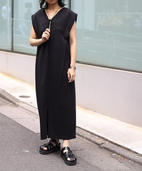 COLONY 2139(コロニートゥーワンスリーナイン)の「エンザイムダンボール肩タックロングワンピース(ワンピース・レディース・チャコールグレー/ライトグレー/ブラック・SMALL/MEDIUM)」の6枚目の写真