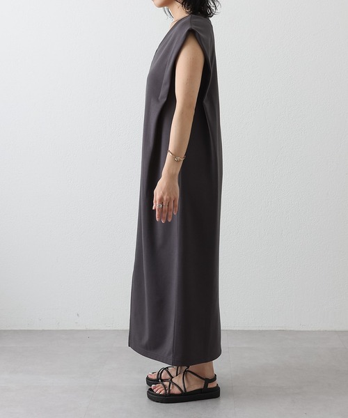 COLONY 2139(コロニートゥーワンスリーナイン)の「エンザイムダンボール肩タックロングワンピース(ワンピース・レディース・チャコールグレー/ライトグレー/ブラック・SMALL/MEDIUM)」の18枚目の写真