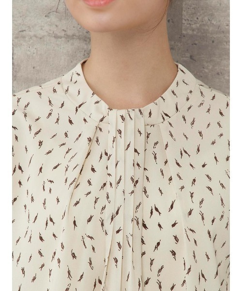 Perfect Suit FActory（パーフェクトスーツファクトリー）の「小花柄プリント　ボウタイブラウス　ベージュ/ホワイト（シャツ/ブラウス・レディース・ベージュ/オフホワイト・L/S/M）」の6枚目の写真