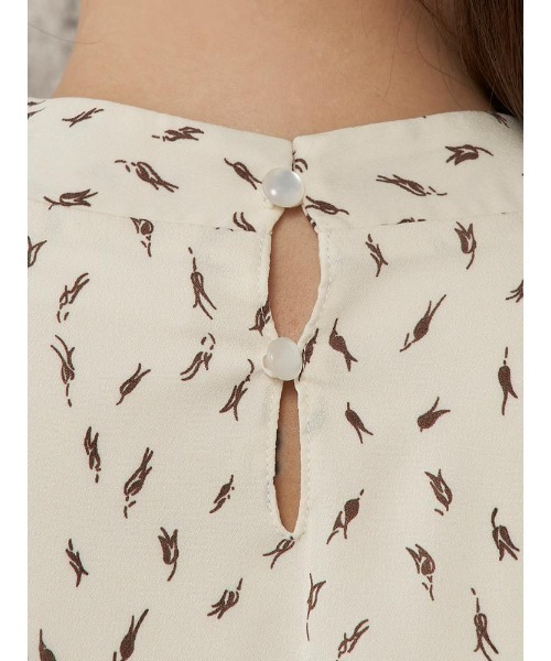 Perfect Suit FActory（パーフェクトスーツファクトリー）の「小花柄プリント　ボウタイブラウス　ベージュ/ホワイト（シャツ/ブラウス・レディース・ベージュ/オフホワイト・L/S/M）」の9枚目の写真