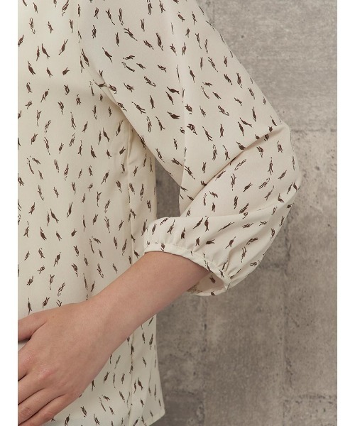 Perfect Suit FActory（パーフェクトスーツファクトリー）の「小花柄プリント　ボウタイブラウス　ベージュ/ホワイト（シャツ/ブラウス・レディース・ベージュ/オフホワイト・L/S/M）」の7枚目の写真